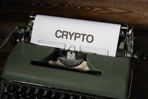 Слово 'crypto' на бумаге в старой печатной машинке