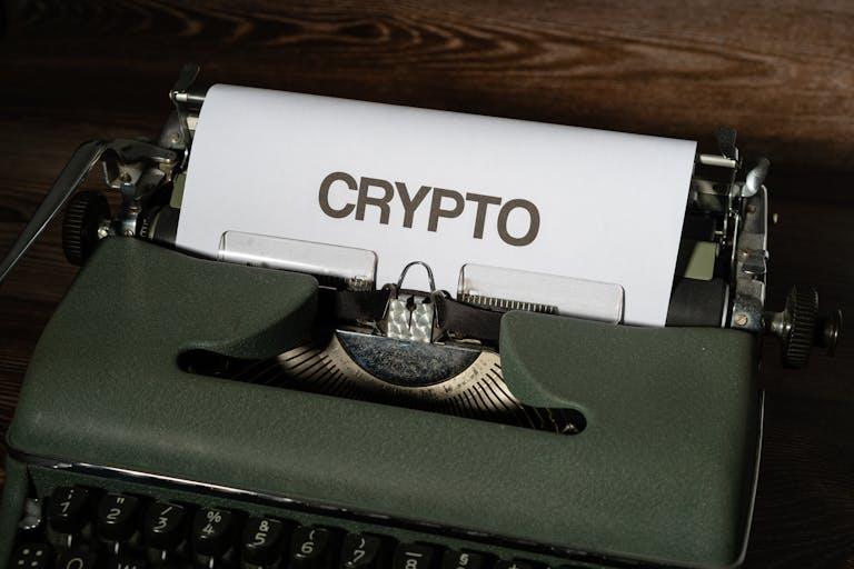 Слово 'crypto' на бумаге в старой печатной машинке