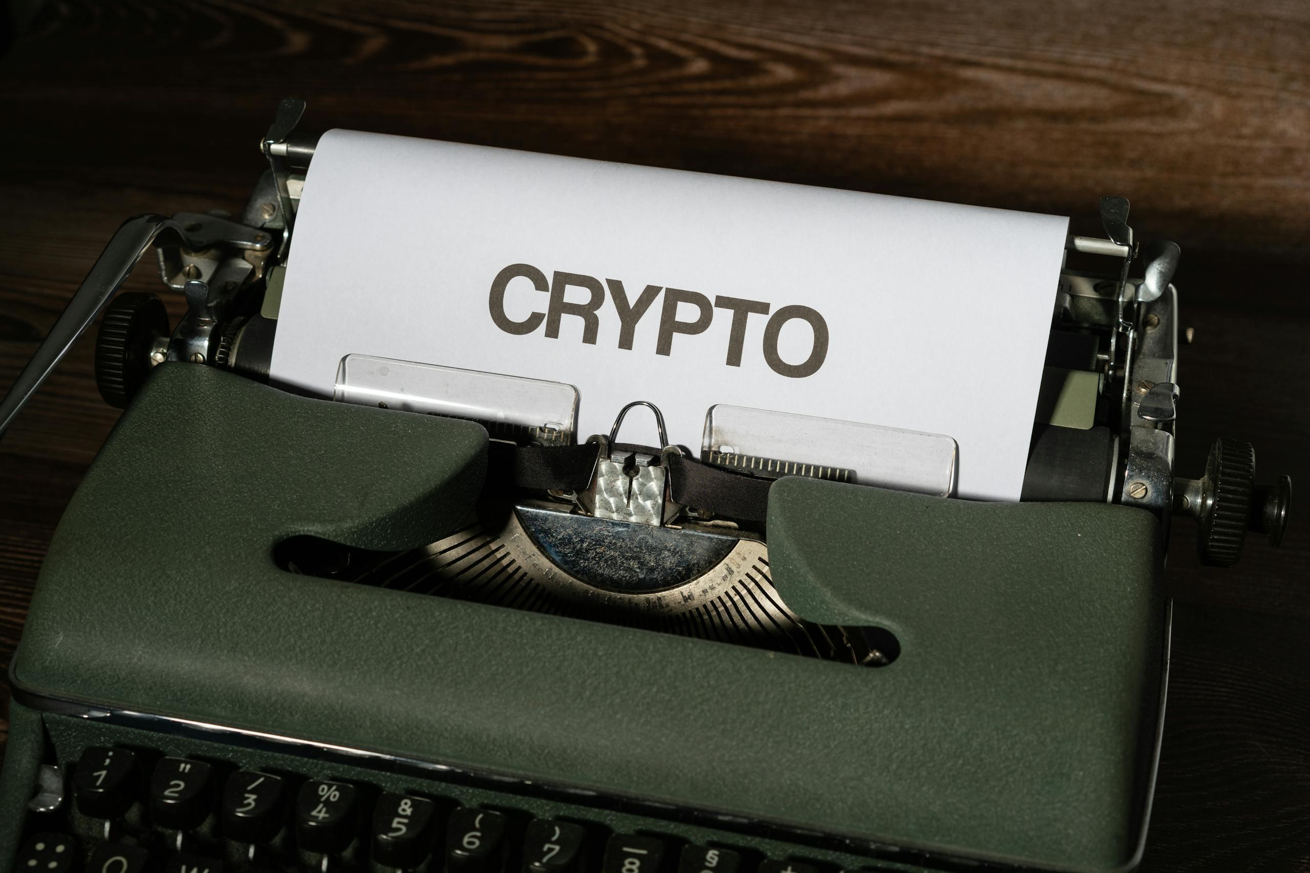 Слово 'crypto' на бумаге в старой печатной машинке