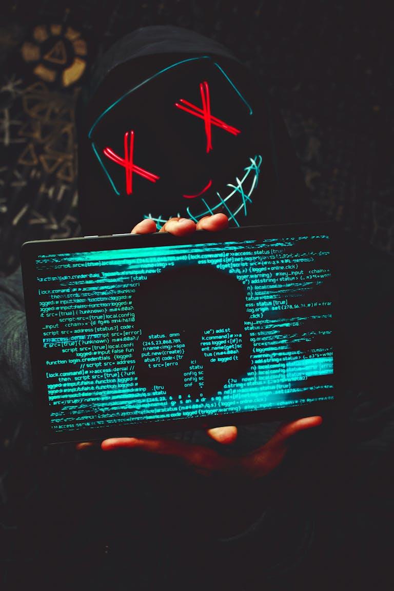 Неизвестный в неоновой маске показывает используемые в фильмах взломанный экран