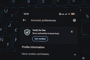 Скриншот смартфона с уведомлением о верификации