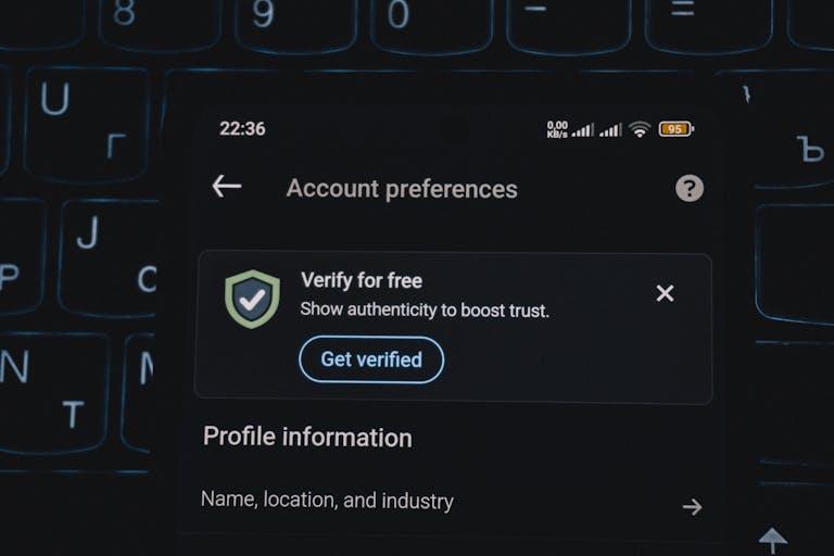 Скриншот смартфона с уведомлением о верификации